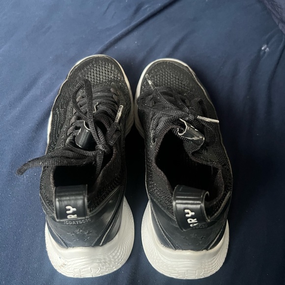 Curry Basketball Sneakers - Picture 2 of 3